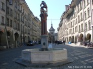 Samsonbrunnen in der Kramgasse mit Zytglogge im Hintergrund